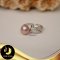 แหวนมุกหงษ์ประดับเพชร สีม่วงชมพู  มุกทรงSemi-round ขนาด 8-9 mm เกรด AAA ตัวเรือนเงินแท้ 92.5 ชุบทองคำขาวประดับเพชร / R721