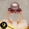แหวนมุกดอกเดซี่ มุกน้ำจืด สีม่วง ทรงบาร็อค ขนาด 12- 13 mm เกรด AAA ตัวเรือน เงินแท้ชุบ Pink Gold  ล้อมพลอยแท้ Amethyst, White Topaz และ Garnet 2.5 ct / R739