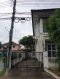 卖的特别便宜！！ 斯维尔村拐角处的双屋型房 BTS Khu Khot 附近的 Rangsit - Lamlukka Klong 4！！！ 面积 38.4 平米哇，使用面积 150 平方米，3 房 2卫 2 车位，屋内可停 2 辆车，有 2 扇大门可以舒适停 2 辆车！！！