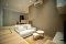 项目中一个特殊的 2 层，有日式地板房间下设有储物空间，最好的价格！ 出售公寓 Runesu Thonglor 5  42.73 平方米，靠近 BTS Thong Lor!!!