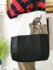 กระเป๋าสะพาย ทูโทน ขาว/ดำ ลายแมวดำ (ขนาดกลาง)