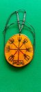 เครื่องรางไอจิสชัลเมอร์ Ægishjálmr + เวกวีซีร์ Vegvísir (ไม้ต้นคูณ)