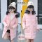 [พร้อมส่ง 120,130] [KID-C5003-1] เสื้อโค้ทกันหนาวขนเป็ดด็กผู้หญิงสีชมพู มีหมวกฮู้ดแต่งเฟอร์สีดำ เป็นโค้ทยาว มีกระเป๋าหน้าสองข้าง