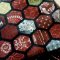 ผ้า cotton ลาย hexagon โทนแดง สไตล์ญี่ปุ่น ขนาด 1/4 หลา (45 x 55 ซม.)