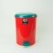 Round foot-pedaled plastic waste bin, size 18 L.