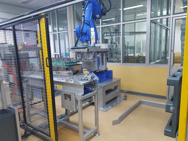 Robot Bottle Palletizer - Am-Tech รับออกแบบ ติดตั้ง ระบบ ROBOT AUTOMATION