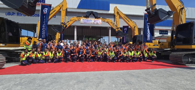 ผู้เข้าร่วมถ่ายภาพหมู่บริเวณทางเข้างาน LiuGong Global Technical Skills Competition 2025